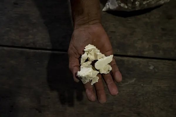 Un agricultor sostiene pasta de cocaína en San Miguel, Putumayo, Colombia, el sábado 26 de noviembre de 2022. La provincia colombiana de Putumayo es un proveedor clave del aumento sin precedentes de la producción de cocaína. Fotógrafo: Esteban Vanegas/Bloomberg
