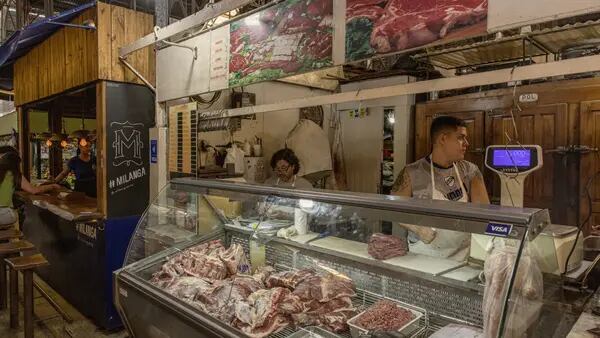Inflación en Argentina: un salario alcanza para 57 kilos menos de carne que hace siete añosdfd