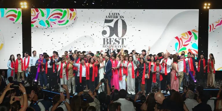Los chefs reconocidos en el Latin America's 50 Best Restaurants 2022. Al medio de la imagen figuran Pía León y Virgilio Martínez, los grandes ganadores de la noche.dfd