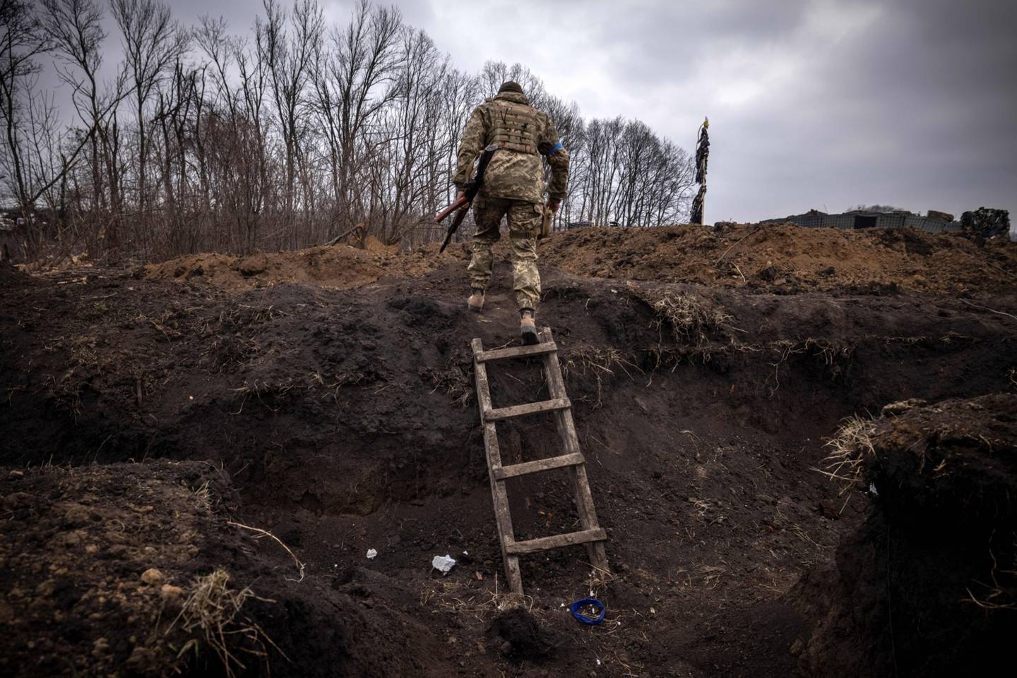 Un militar ucraniano sale de una trinchera en primera línea, al este de Járkov Fotógrafo: Fadel Senna/AFP/Getty Images