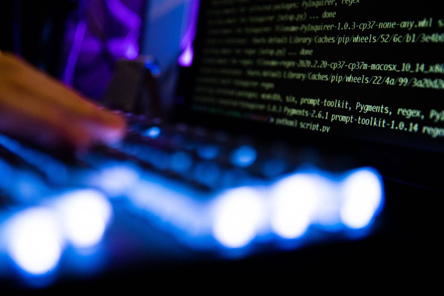 Código informático y texto mostrado en pantallas de ordenador. Fotógrafo: Chris Ratcliffe/Bloomberg