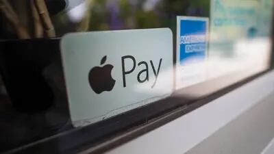 Anuncio de Apple Pay como método de pago aceptado en un restaurante de Norwich, Reino Unido, el martes 9 de junio de 2020.