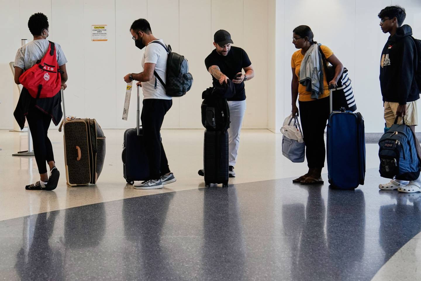 Viajeros esperan para facturar sus vuelos en el Aeropuerto Internacional de Los Ángeles en Los Ángeles, California, el 1 de julio.
