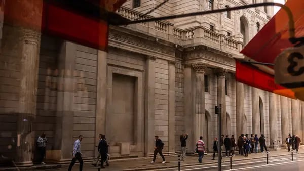 En decisión dividida, el Banco de Inglaterra eleva sus tasas en 50 pbsdfd