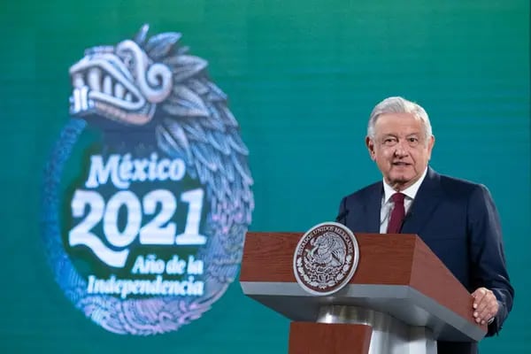 AMLO aplaudió que Tlaxcala y Querétaro son los dos estados del país que no tienen problemas con la deuda. Cortesía: Gobierno de México.