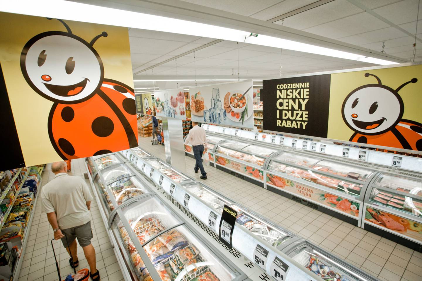 Los clientes examinan los gabinetes de alimentos congelados dentro de un supermercado Biedronka, operado por Jeronimo Martins SGPS SA, en Varsovia, Polonia.