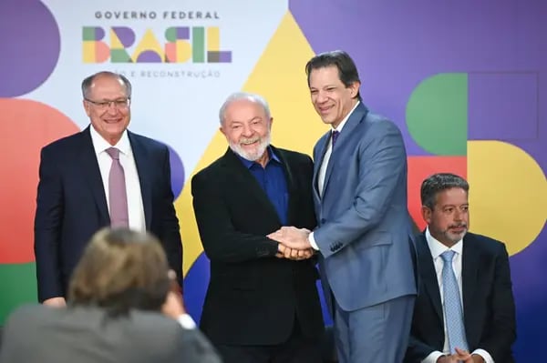 Fernando Haddad, ministro de Hacienda de Brasil, desde la derecha, Luiz Inacio Lula da Silva, presidente de Brasil, y Geraldo Alckmin, vicepresidente de Brasil