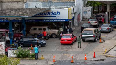 Venezolanos enfrentan largas filas para llenar tanques de gasolinadfd