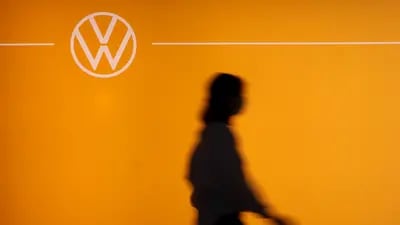 Un logotipo en la sala de exposición de automóviles eléctricos ID.3 de Volkswagen AG (VW) en la fábrica del fabricante de automóviles en Dresde, Alemania, el martes 8 de junio de 2021. Fotógrafo: Liesa Johannssen-Koppitz/Bloomberg