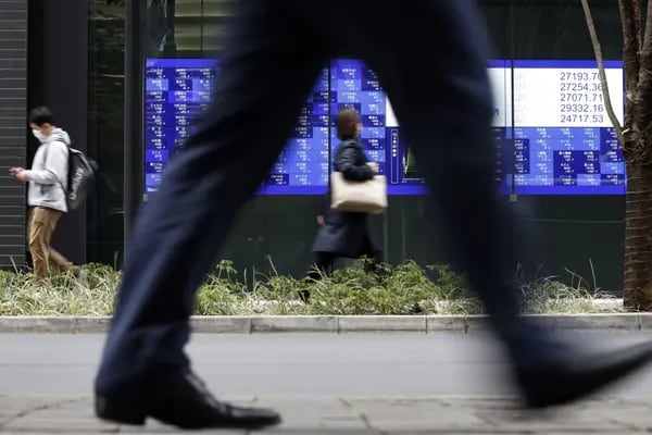Japanese Stocks Advance as Concerns Over Banking Sector Eased