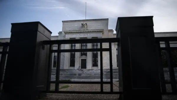 Funcionarios de la Fed señalan cautela para recortar las tasas demasiado prontodfd
