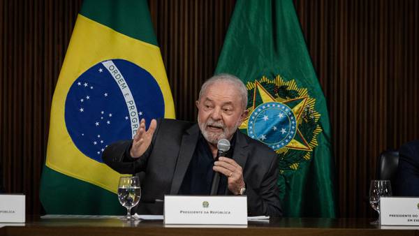 Lula pide moneda para BRICS que reemplace al dólar para su comercio exteriordfd