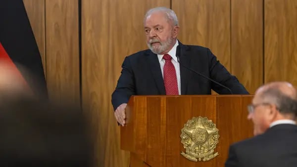 Lula dice que el Banco Central de Brasil debe reflexionar sobre la economíadfd