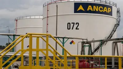 La principal planta de la petrolera estatal está ubicada en el barrio La Teja, en el oeste de Montevideo. Foto: ANCAP.