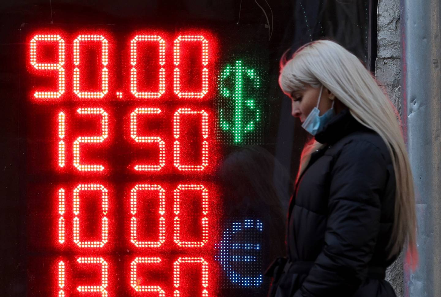 Una captura de pantalla muestra la cotización del rublo en una casa de cambio de Moscú el primer día hábil después de que las sanciones llevaran a la moneda local a su punto más bajo y dejaran al presidente Vladimir Putin sin acceso a 640.000 millones de reservas internacionales
dfd