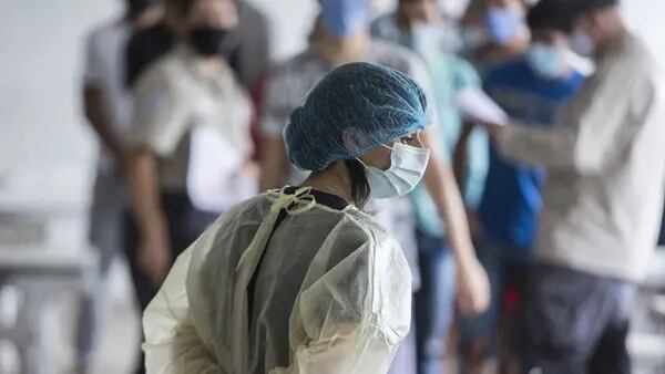 Uruguai administra doses de reforço da Pfizer a pacientes imunizados com vacina da Sinovacdfd