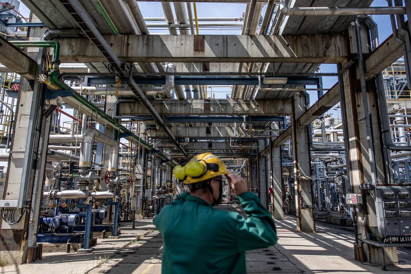 Un empleado inspecciona las estructuras de procesamiento y refinación en la refinería de petróleo Duna en Szazhalombatta, Hungría, el 24 de mayo.
