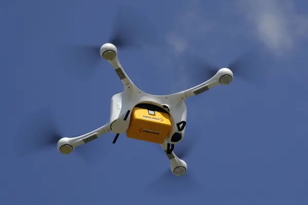 Un dron de reparto M2 de Matternet Inc., en Suiza