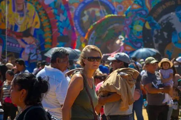 Los barriletes gigantes de Sumpango en Sacatepéquez llaman la atención de miles de visitantes locales y extranjeros.
