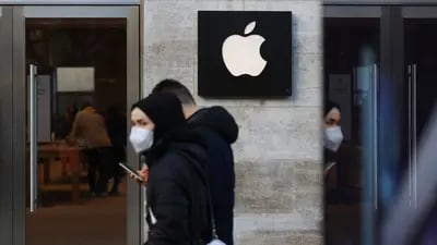 Unos compradores pasan por delante de una tienda de Apple Inc. durante el Black Friday en Berlín, Alemania, el viernes 25 de noviembre de 2022. Fotógrafo: Krisztian Bocsi/Bloomberg