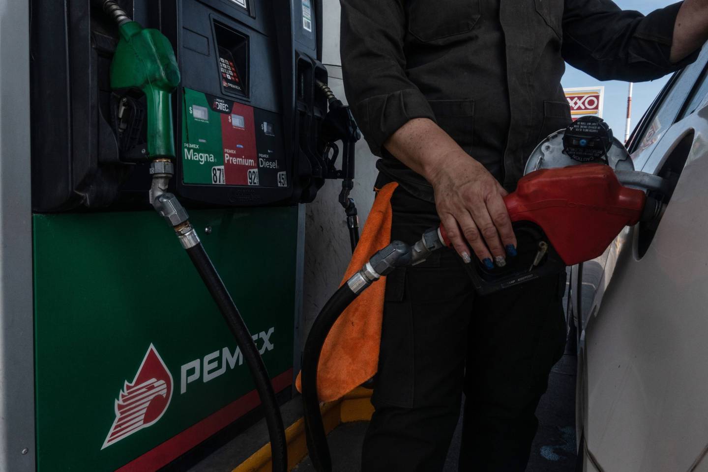 Un trabajador carga combustible a un vehículo en una gasolinera de la marca de Petróleos Mexicanos (Pemex), la petrolera estatal de México