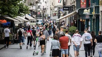 Peatones en la calle Vaci de Budapest, Hungría, el jueves 26 de agosto de 2021. La economía húngara se disparó en una cantidad récord en el segundo trimestre, ya que la economía se recuperó de su peor contracción de tres meses durante el apogeo de la pandemia.