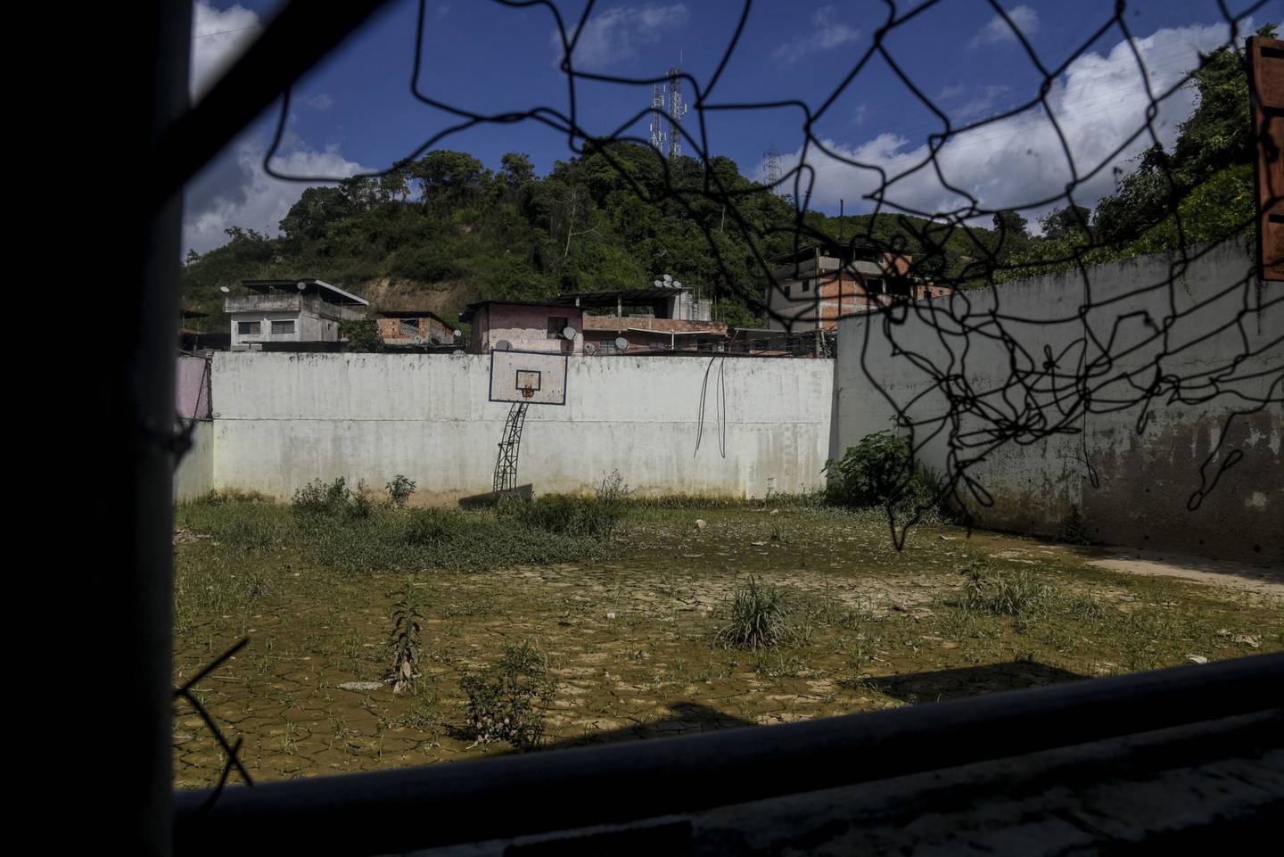 La maleza crece en una cancha de baloncesto abandonada en la escuela Unidad Educativa Estatal Cecilio Acosta en Los Teques, estado Miranda, Venezuela, el viernes 27 de septiembre de 2019. dfd