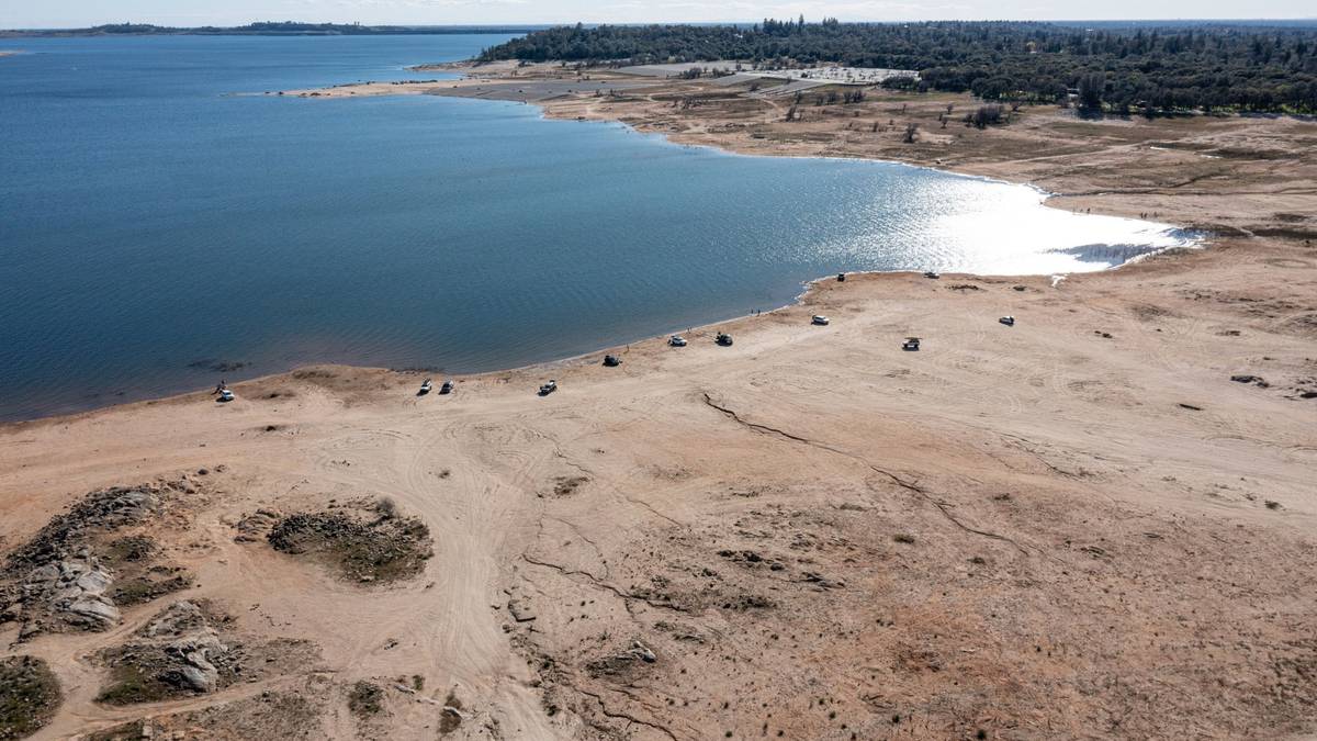 Los Ángeles restringirá riego del césped mientras sequía de California se agudizadfd