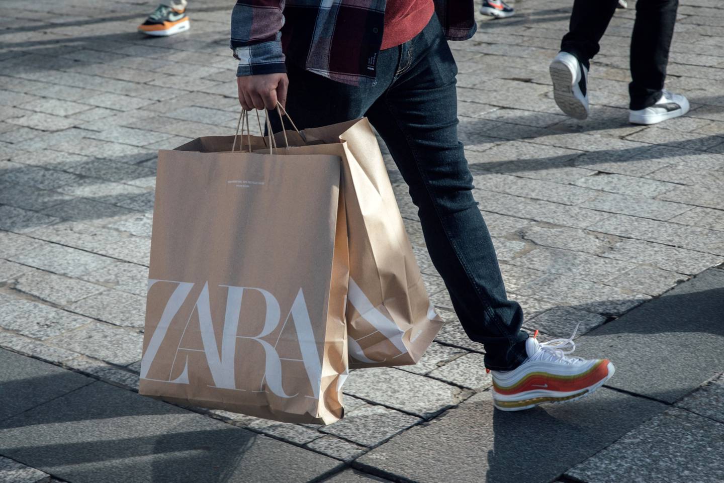 Una compradora lleva bolsas de la marca Zara en el primer día de las rebajas de invierno en la avenida Champs-Elysee de París, Francia, el miércoles 11 de enero de 2023.