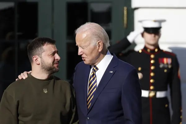El presidente de EEUU, Joe Biden, saluda a Volodymyr Zelenskiy, presidente de Ucrania, en el centro, fuera de la Casa Blanca en Washington, DC, EEUU, el miércoles 21 de diciembre de 2022.  Fotógrafo: Ting Shen/Bloomberg