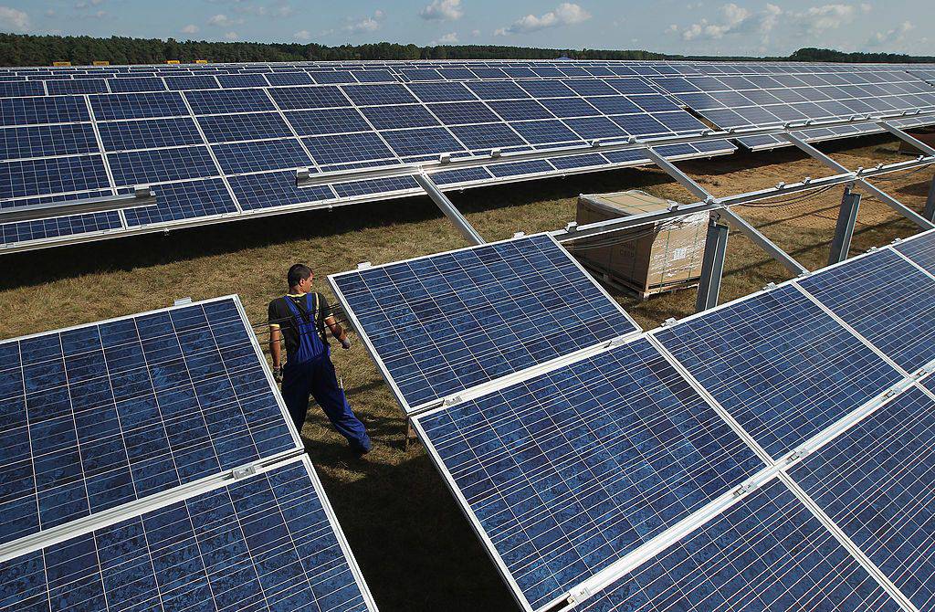 Financiamento para energia renovável supera crédito a combustíveis fósseis - Bloomberg Línea Brasil