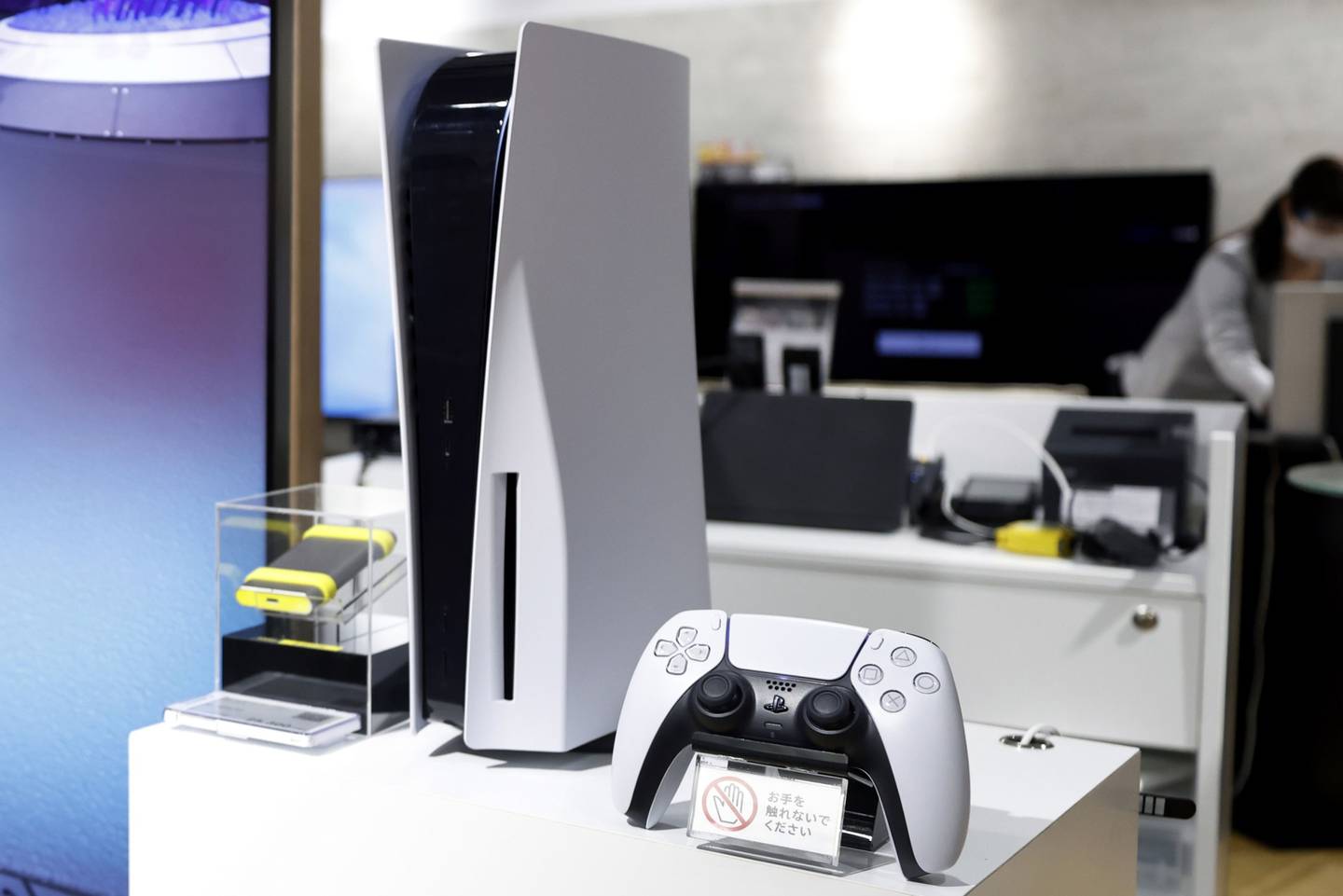 Un videojuego de Sony Group Corp. PlayStation 5 (PS5) y un mando expuestos en la sala de exposiciones de la compañía dentro del edificio Ginza Place en Tokio, Japón, el miércoles 27 de octubre de 2021. Está previsto que Sony publique sus cifras de resultados el 28 de octubre.dfd