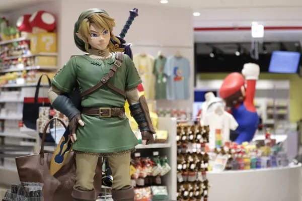 Una estatuilla del personaje Link de la serie de videojuegos The Legend of Zelda de Nintendo Co. se muestra dentro de la tienda Nintendo TOKYO durante un recorrido para los medios en Tokio, Japón, el martes 19 de noviembre de 2019. Fotógrafo: Kiyoshi Ota/Bloomberg