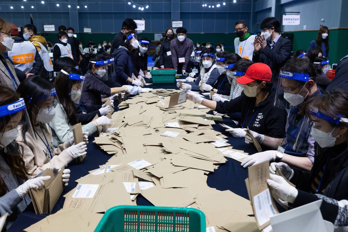 Funcionarios electorales cuentan las papeletas para las elecciones presidenciales en Seúl, Corea del Sur, el miércoles 9 de marzo de 2022.
