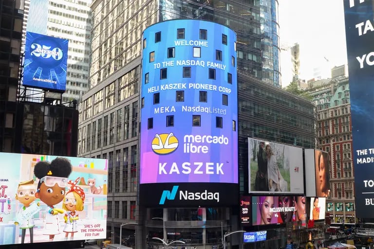 Painel eletrônico da Nasdaq na Times Square, em Nova York, celebra o IPO da MEKA, a SPAC de Mercado Livre com Kaszek em setembro de 2021dfd