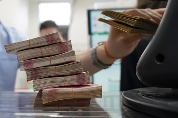 Fajos de billetes de yuanes chinos en el Ninja Money Exchange, operado por Interbank HD, en el distrito de Shinjuku de Tokio, Japón, el jueves 9 de junio de 2022.