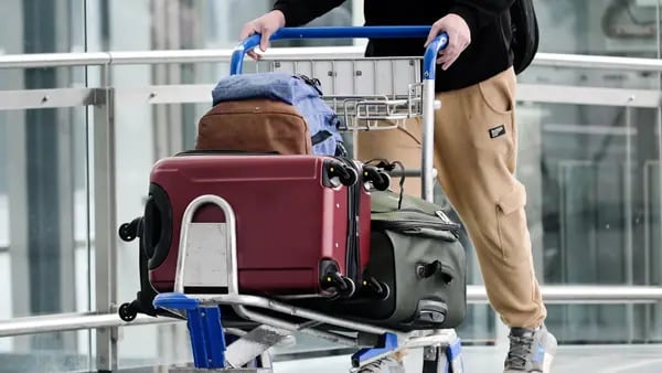 United, American e JetBlue aumentam a tarifa para despachar bagagem nos EUAdfd