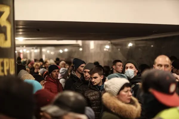 Ucranianos desplazados transitan por la estación de tren Lviv-Holovnyi