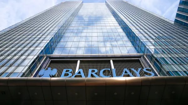 Barclays prepara recorte de cientos de empleos de su división de banca de inversióndfd