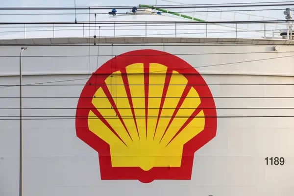 El logo de  Royal Dutch Shell Plc en un silo de petróleo sobre las líneas en la refinería Shell Pernis en Rotterdam, Holanda, el martes, 27 de abril, 2021. Shell reportó ganancias en el primer trimestre, el 29 de abril.