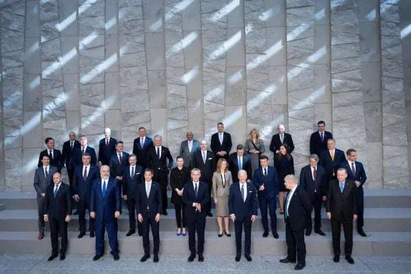Imagen de líderes mundiales en una cumbre de la OTAN el 24 de marzo