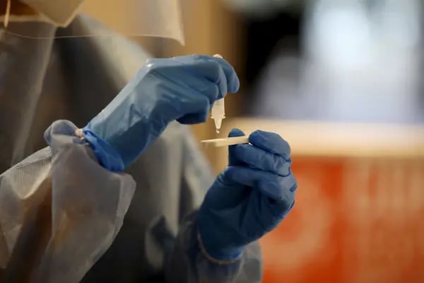 Un trabajador de salud comprueba los resultados del hisopo nasal de la prueba de Covid-19 en Berlín, Alemania.