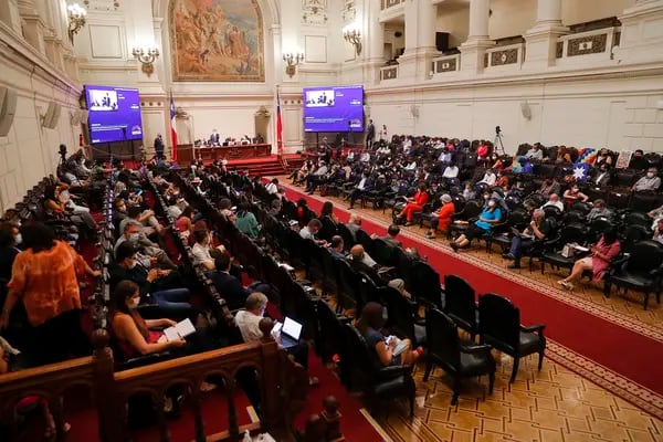 Miembros de la Convención Constitucional reunidos en Santiago, 4 de enero de 2022.Fuente: AFP
