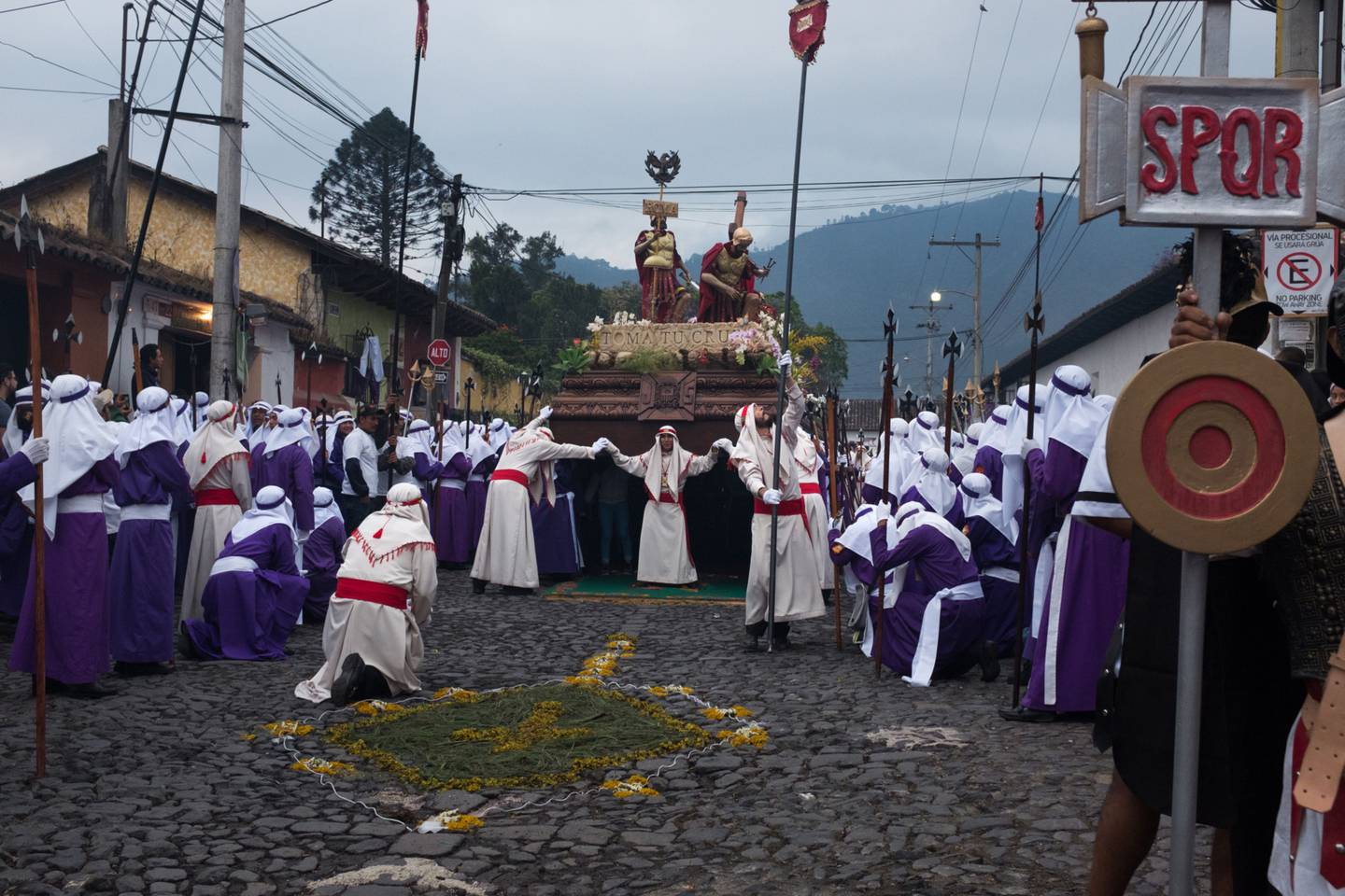 La Antigua Guatemala durante Semana Santa recibe miles de visitantes locales y extranjeros.