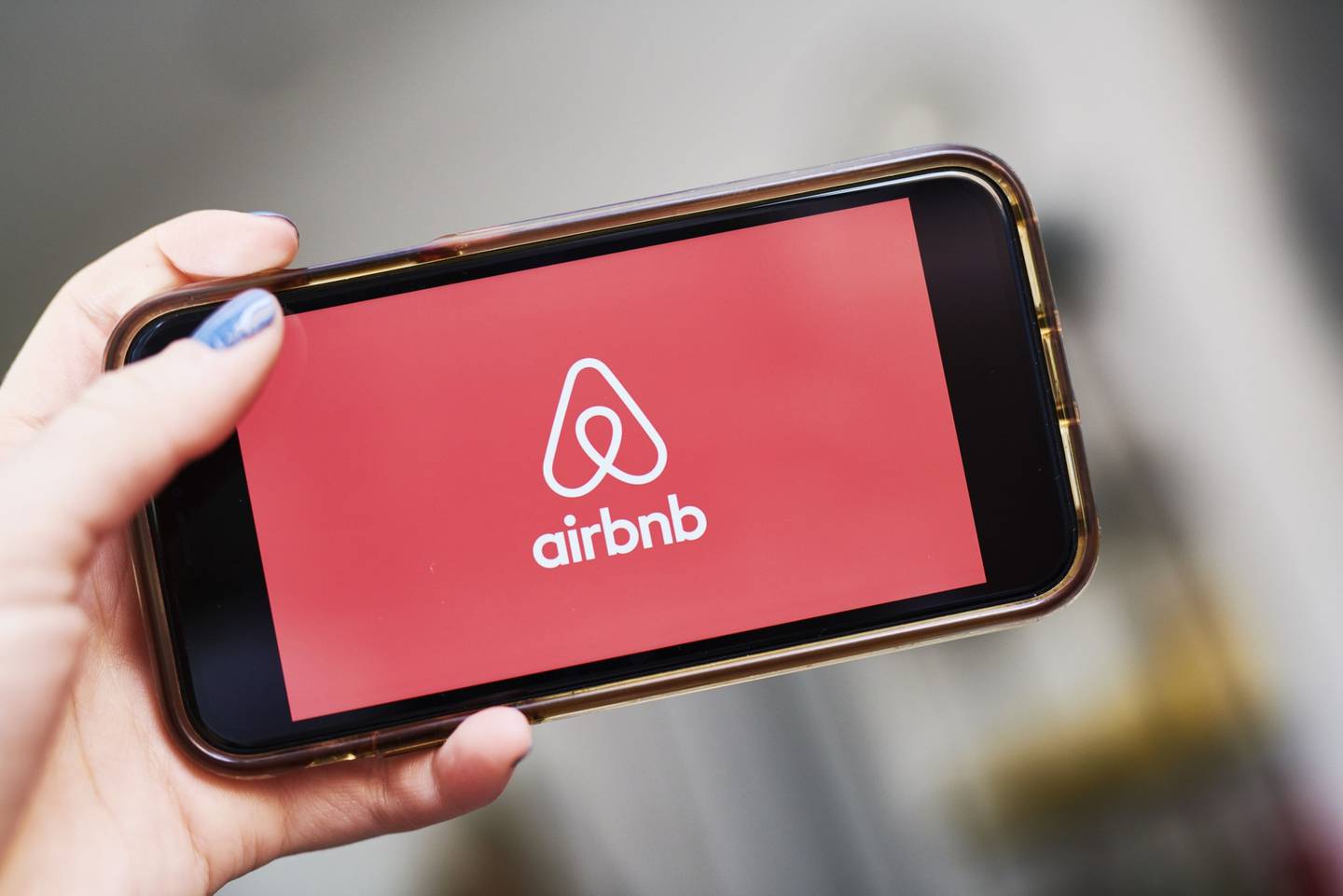 La señalización de AirBnb Inc. se muestra en un teléfono inteligente en una fotografía arreglada tomada en el barrio de Brooklyn de Nueva York, Estados Unidos, el viernes 17 de abril de 2020.