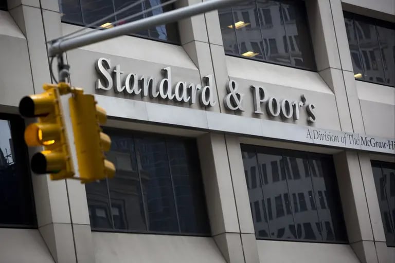 The Standard & Poor's logo is displayed at the company's headquarters in New York, U.S., on Tuesday, Feb. 5, 2013. The U.S. is seeking as much as $5 billion in penalties from McGraw-Hill Cos. and its Standard & Poor's unit to punish it for inflated credit ratings that Attorney General Eric Holder said were central to the worst financial crisis since the Great Depression. Photographer: Scott Eells/Bloombergdfd