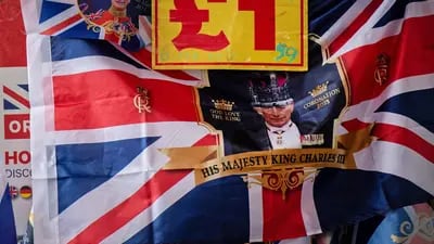 Banderas conmemorativas a la venta en un puesto de recuerdos antes de la coronación del rey Carlos III, en Londres, Reino Unido.