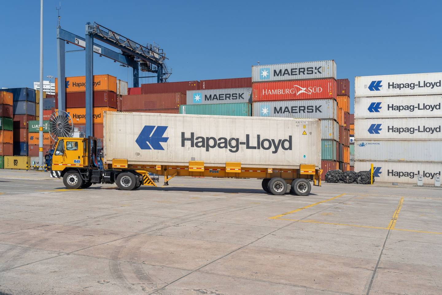 Un camión transporta un contenedor en la terminal de la Sociedad Portuaria Regional de Cartagena (SPRC) en Colombia, el jueves 9 de diciembre de 2021.dfd