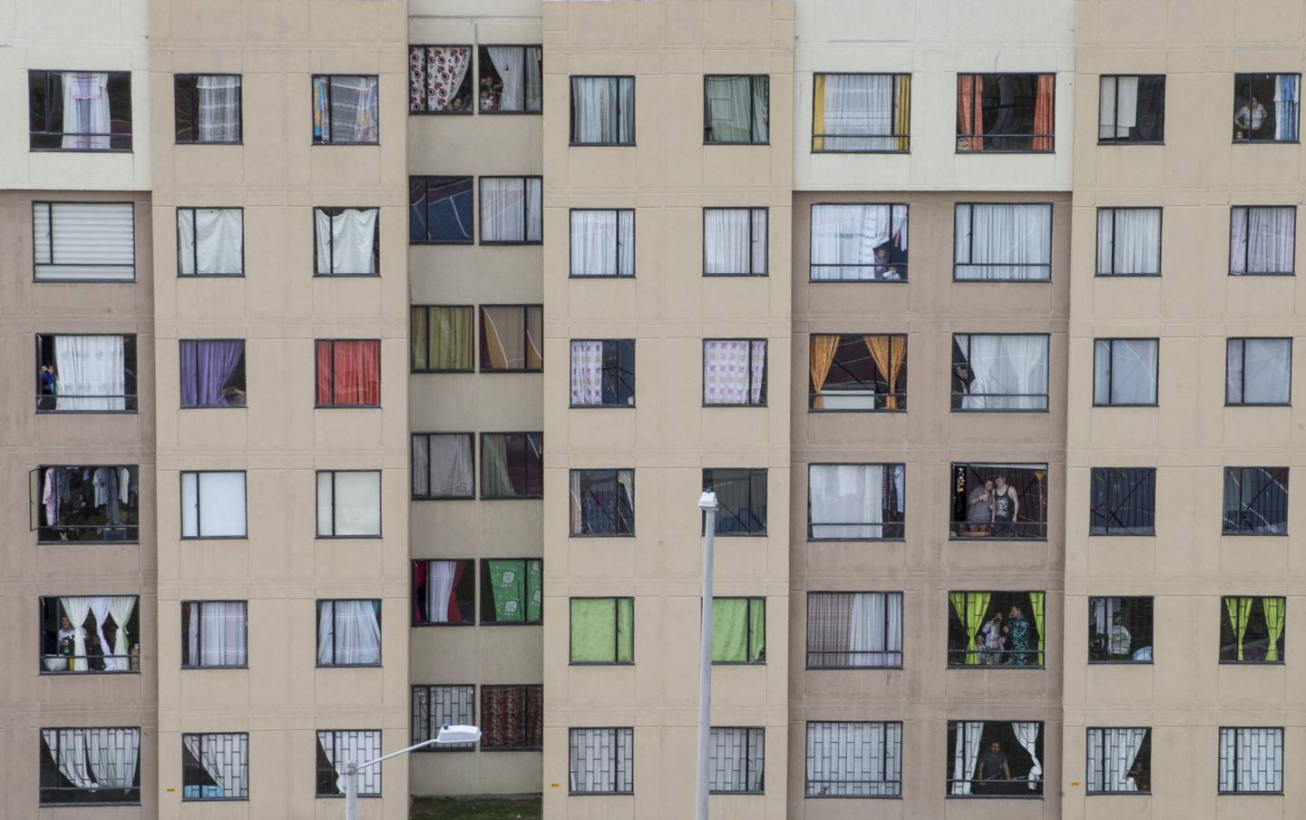Los residentes observan desde las ventanas de sus casas en esta fotografía aérea tomada desde un helicóptero en Bogotá, Colombia, el martes 7 de abril de 2020.