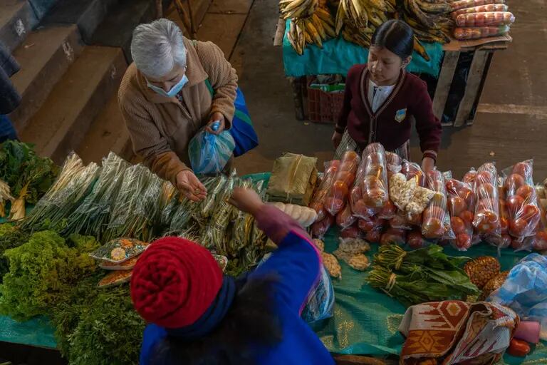 Un comprador adquiere productos en el mercado de Silvia en Cauca, Colombia, el martes 10 de mayo de 2022. Ldfd